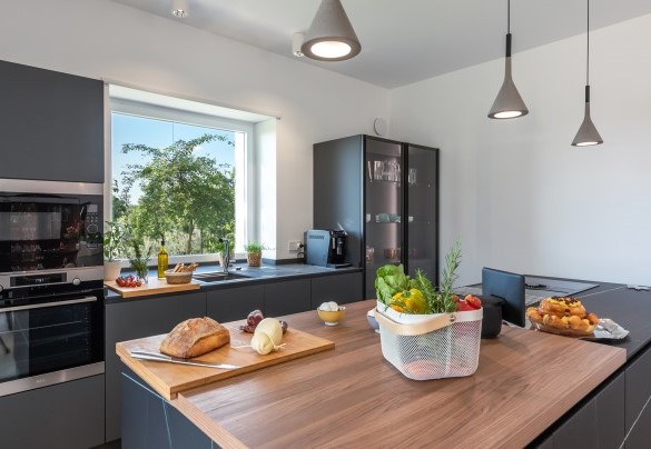 The kitchen, fully equipped and with a comfortable central island - Villa Petrillo