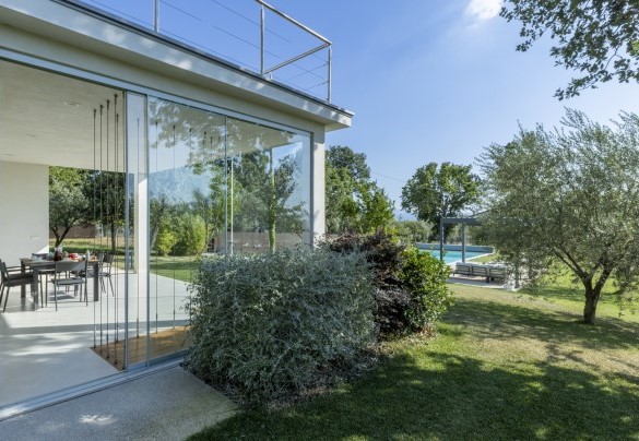 Panoramic glimpse of the porch and the swimming pool – Villa Petrillo