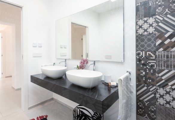 Large and elegant bathroom with shower on the first floor - Villa Petrillo