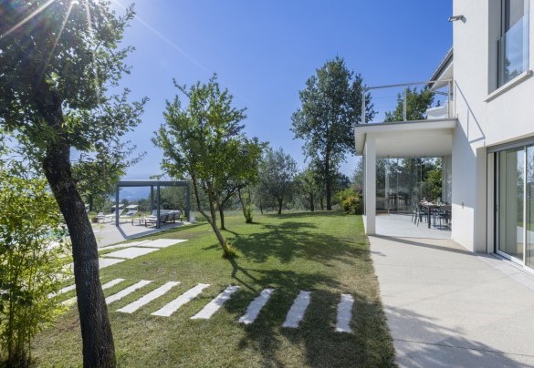 Mainly lawn, the garden is adorned with typical Mediterranean vegetation with fruit trees, olive trees and secular oaks and aromatic bushes – Villa Petrillo
