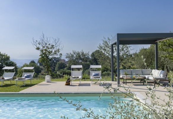 The pool, with a minimum depth of 1.4 m and a maximum of 2 m, accessible via a small Roman staircase – Villa Petrillo