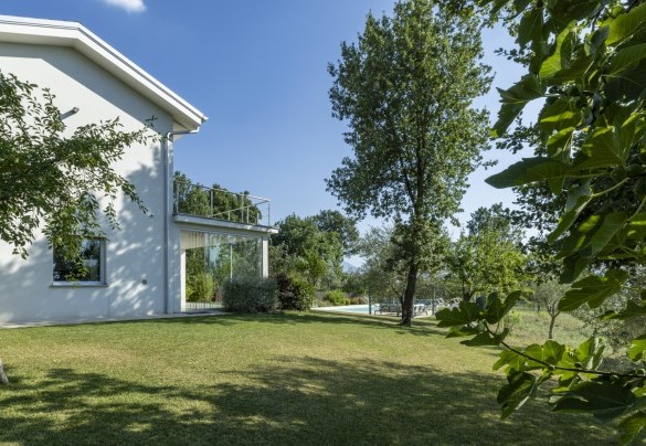 View of one side of the house and of the porch with a comfortable sliding glass door - Villa Petrillo