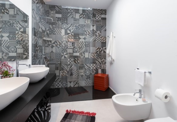 Large and elegant bathroom with shower on the first floor - Villa Petrillo