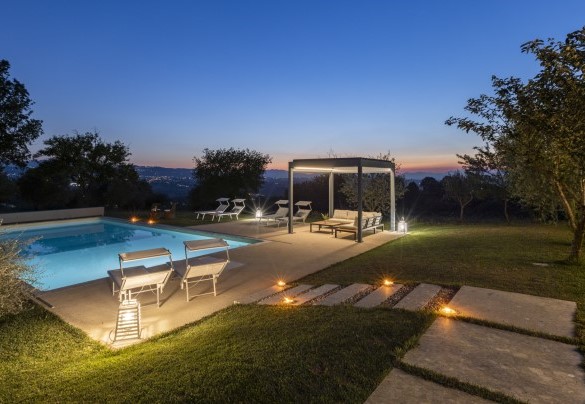 View of the swimming pool at dusk – Villa Petrillo