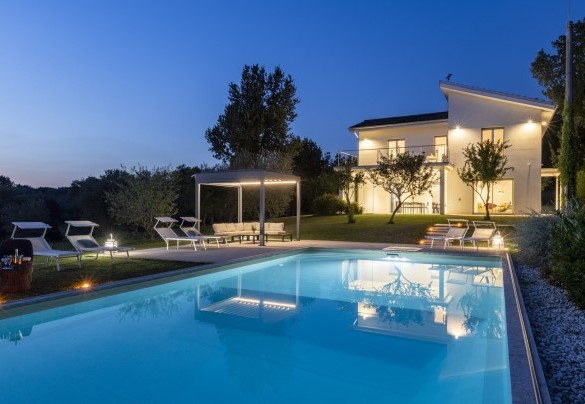 The villa and the swimming pool in the light of the sunset – Villa Petrillo