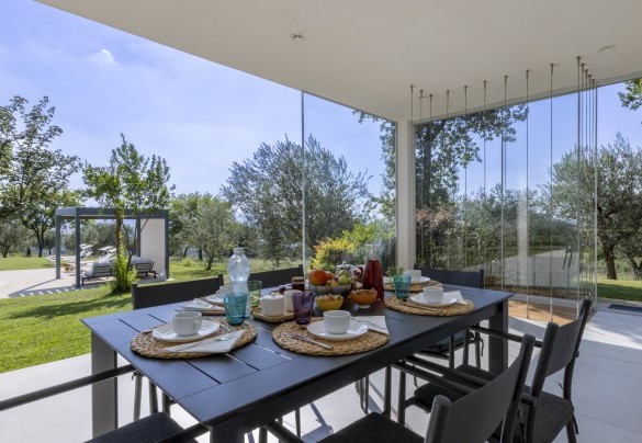 The porch, accessible directly from the kitchen and from the dining area, enjoys a beautiful view of the garden and the Irpinia countryside – Villa Petrillo