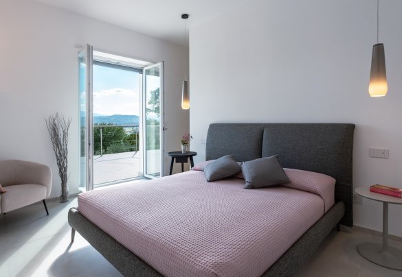 Double bedroom on the first floor with direct access to the panoramic terrace - Villa Petrillo