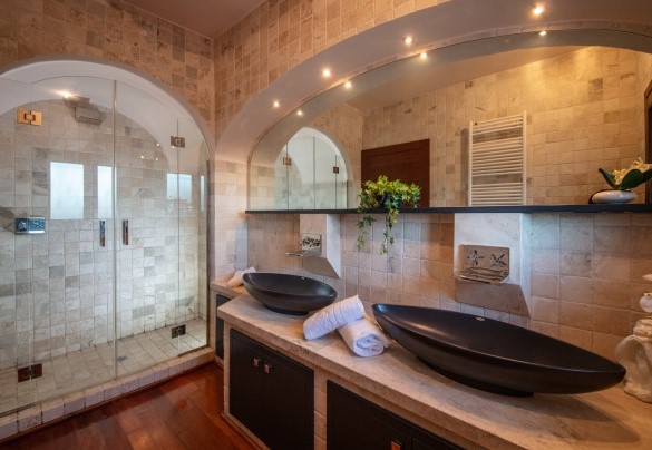 Bagno n. 1 con doccia e doppio lavandino, en-suite alla camera n. 1 –  Villa Phoenix