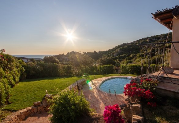Villa illuminata dalla luce dell’ alba – Villa Phoenix