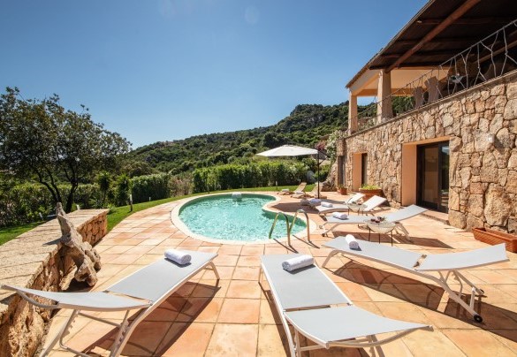 Area prendisole dotata di sdraio ed ombrellone ed è visibile dalla veranda coperta del primo piano – Villa Phoenix