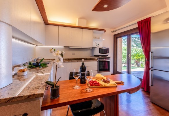 Cucina attrezzata con penisola in legno – Villa Phoenix