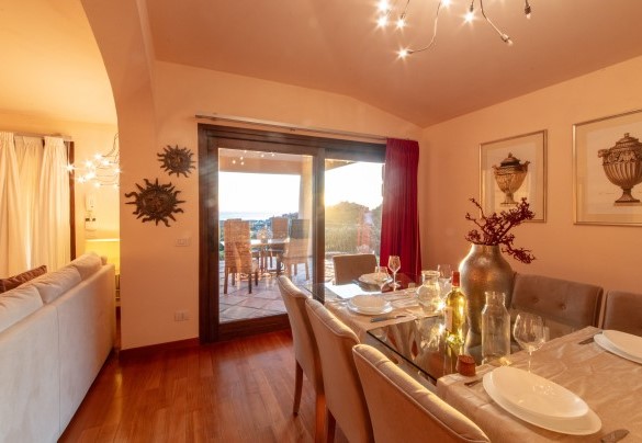 Luminosa sala pranzo vista mare – Villa Phoenix