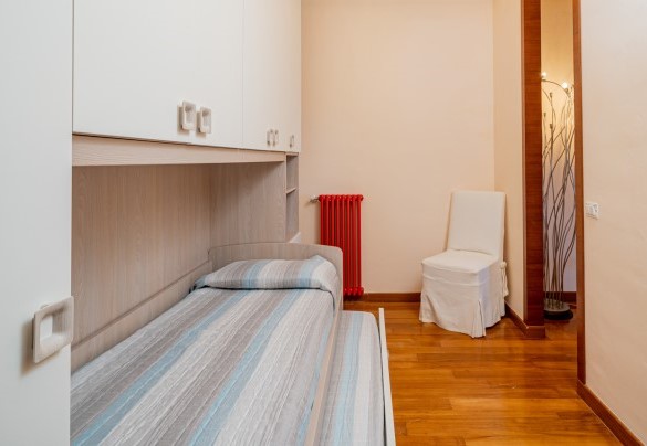 Camera singola con letto estraibile comunicante con la camera 1 – Villa Phoenix