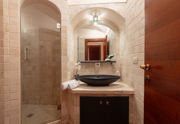 Bagno n. 2 con doccia asservito alle camere n.2 e n. 3 – Villa Phoenix