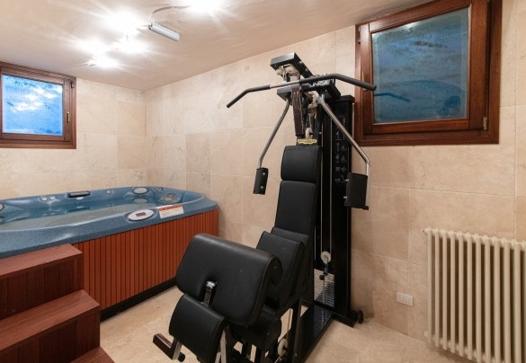 Camera matrimoniale n. 4 con bagno en-suite con doccia, con vasca jacuzz e mini palestra Technogym Unica –  Villa Phoenix