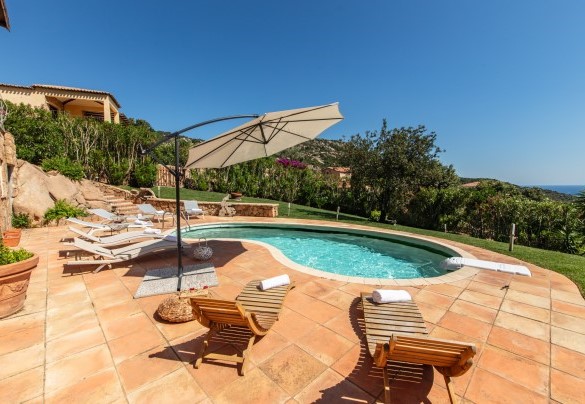 Area prendisole dotata di sdraio ed ombrellone con vista mare– Villa Phoenix