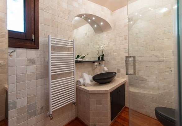 Bagno n. 3 con doccia asservito alla zona giorno – Villa Phoenix