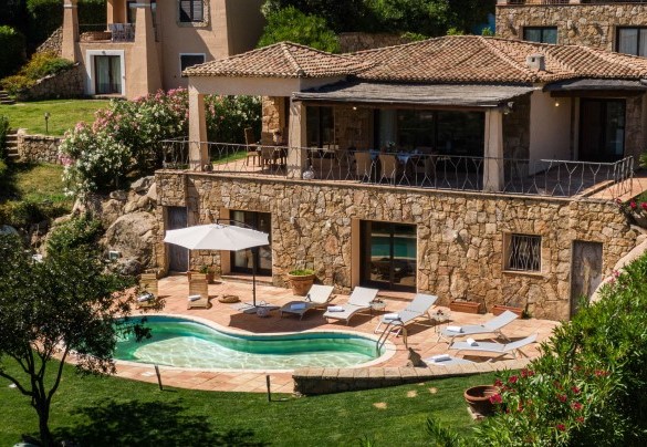 Veduta della villa e della piscina – Villa Phoenix