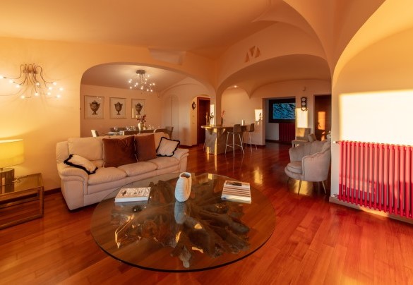 Area living interna comprende una parte adibita a soggiorno, dotata di divano con zona tv, sala da pranzo vista mare – Villa Phoenix