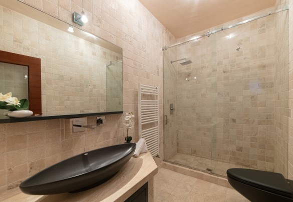 Bagno n. 4 con doccia en-suite alla camera n. 4 –  Villa Phoenix