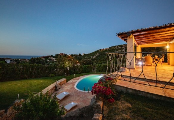 Vista della villa sul Golfo del Pevero  al tramonto– Villa Phoenix