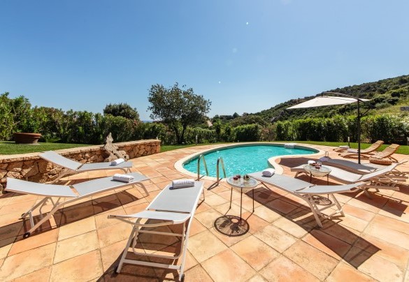 Area prendisole dotata di sdraio ed ombrellone ed è visibile dalla veranda coperta del primo piano – Villa Phoenix