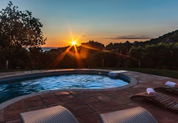 Villa illuminata dal tramonto– Villa Phoenix
