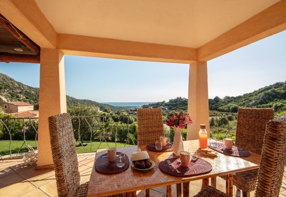 Terrazza esterna coperta che permette di godere della vista sul Golfo del Pevero – Villa Phoenix