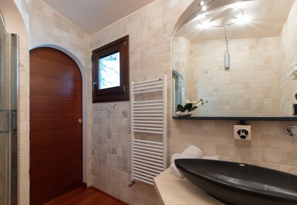 Bagno n. 3 con doccia asservito alla zona giorno – Villa Phoenix