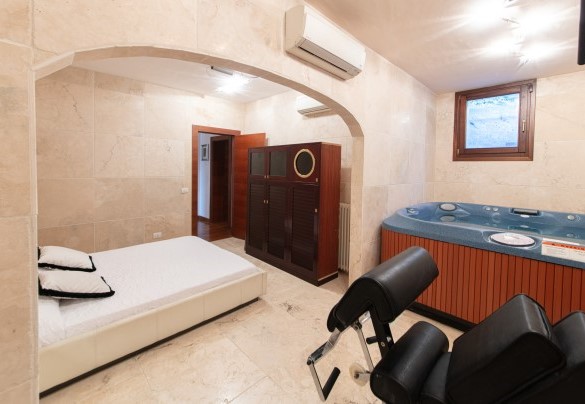 Camera matrimoniale n. 4 con bagno en-suite con doccia, con vasca jacuzz e mini palestra Technogym Unica –  Villa Phoenix