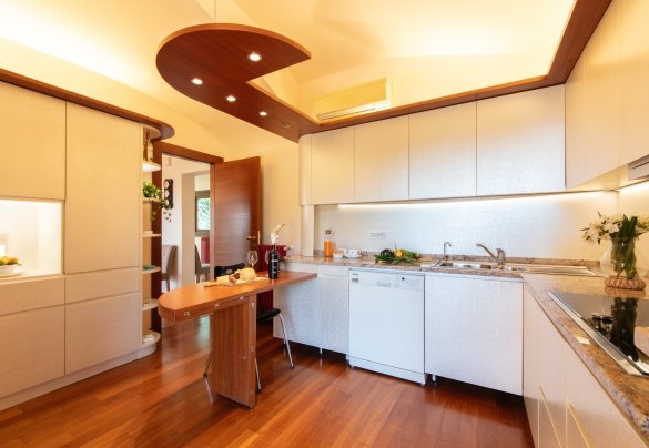 Cucina attrezzata con penisola in legno – Villa Phoenix