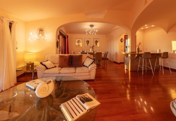 Due grandi porte finestre scorrevoli che si affacciano sulla veranda coperta e tre ampie finestre garantiscono un'ottima illuminazione – Villa Phoenix
