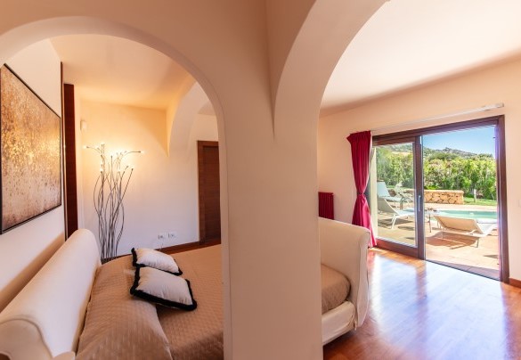 Camera matrimoniale n. 1 con bagno en-suite con doccia e vista sul giardino e la piscina –  Villa Phoenix