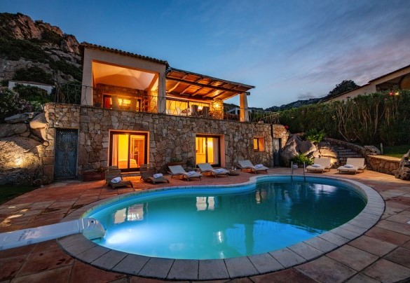 Suggestiva vista della villa e della piscina illuminate – Villa Phoenix
