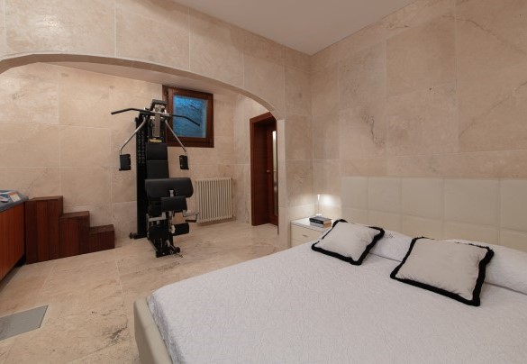 Camera matrimoniale n. 4 con bagno en-suite con doccia, con vasca jacuzz e mini palestra Technogym Unica –  Villa Phoenix