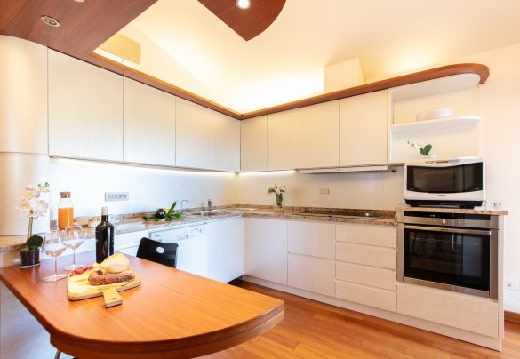 Cucina attrezzata con penisola in legno – Villa Phoenix