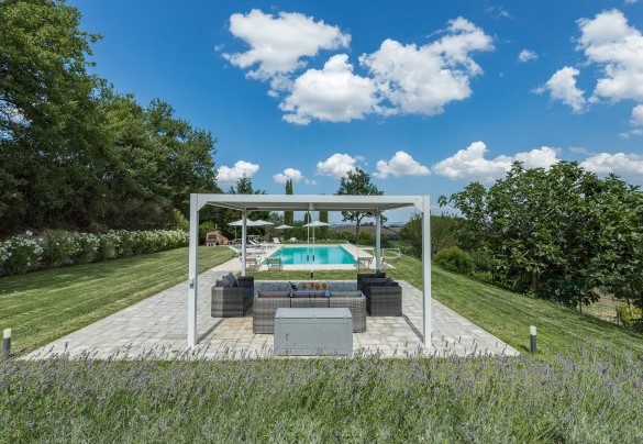 Il gazebo apribile in piscina con la zona living - Villa Pianello