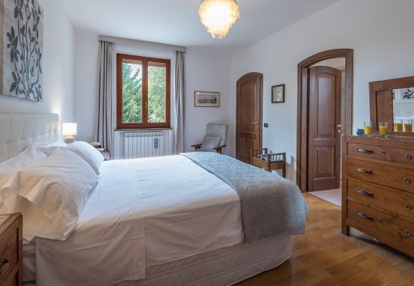 Camera matrimoniale n.3 con bagno en suite n.3 e disimpegno, al primo piano - Villa Pianello