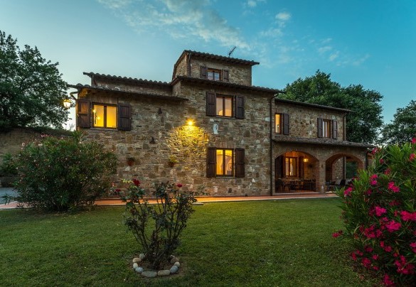 Il casale illuminato nei bagliori del tramonto - Villa Pianello