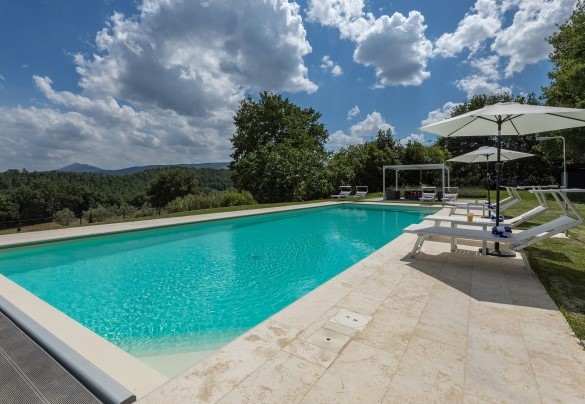 La piscina dispone di due scale angolari con 5 scalini ciascuna per l’accesso in vasca - Villa Pianello