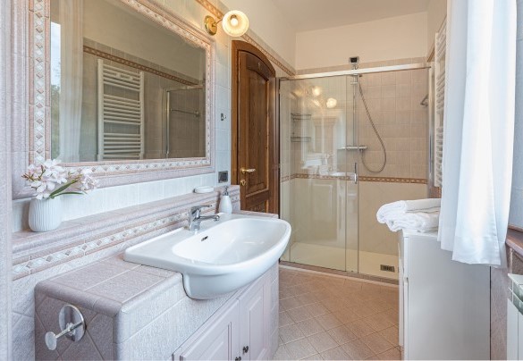 Bagno con doccia n.3 en suite alla camera matrimoniale n.3, al primo piano- Villa Pianello