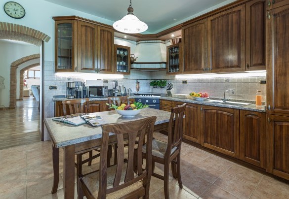 La cucina ben attrezzata collegata al soggiorno con sala da pranzo e al portico - Villa Pianello