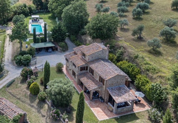 Il parco si estende per 3 ettari su una superfice collinare che ospita l’oliveto di famiglia - Villa Pianello