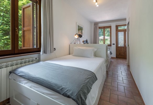 Camera doppia n.1 con letti larghi 150 cm e bagno en suite n.1, al piano terra con uscita diretta in giardino - Villa Pianello
