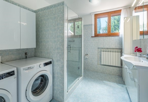 Bagno n.2 con doccia e lavanderia, al piano terra - Villa Pianello