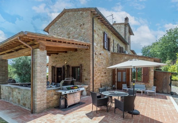 Il portico con tavolo da pranzo collegato alla cucina, barbecue a gas e zone relax - Villa Pianello