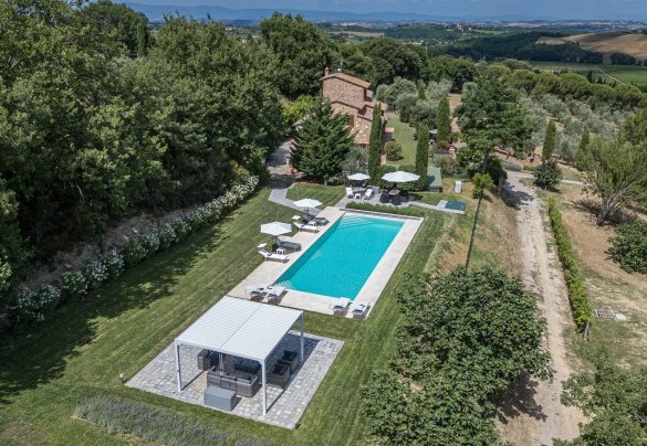 Il solarium della piscina è in travertino e pietra, è arredato con lettini, sdraio, ombrelloni, gazebo, divani, tavolini e sedie, è dotato di una doccia solare - Villa Pianello