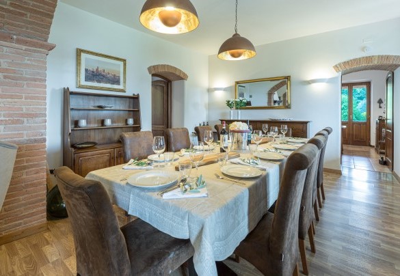 La zona pranzo in soggiorno, collegata alla cucina e accanto alla camera doppia n.1 - Villa Pianello