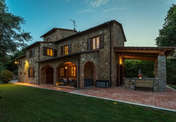 La villa si sviluppa su tre livelli collegati da scala interna - Villa Pianello