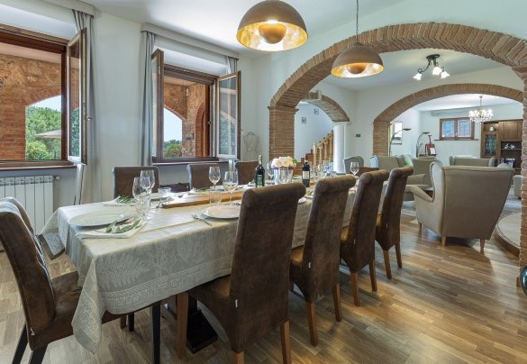 La zona pranzo in soggiorno, collegata alla cucina e accanto alla camera doppia n.1 - Villa Pianello